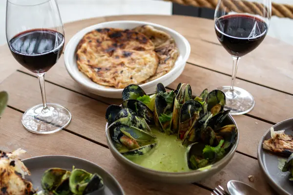 Enjoy delicious coconut green curry mussels at Lontara